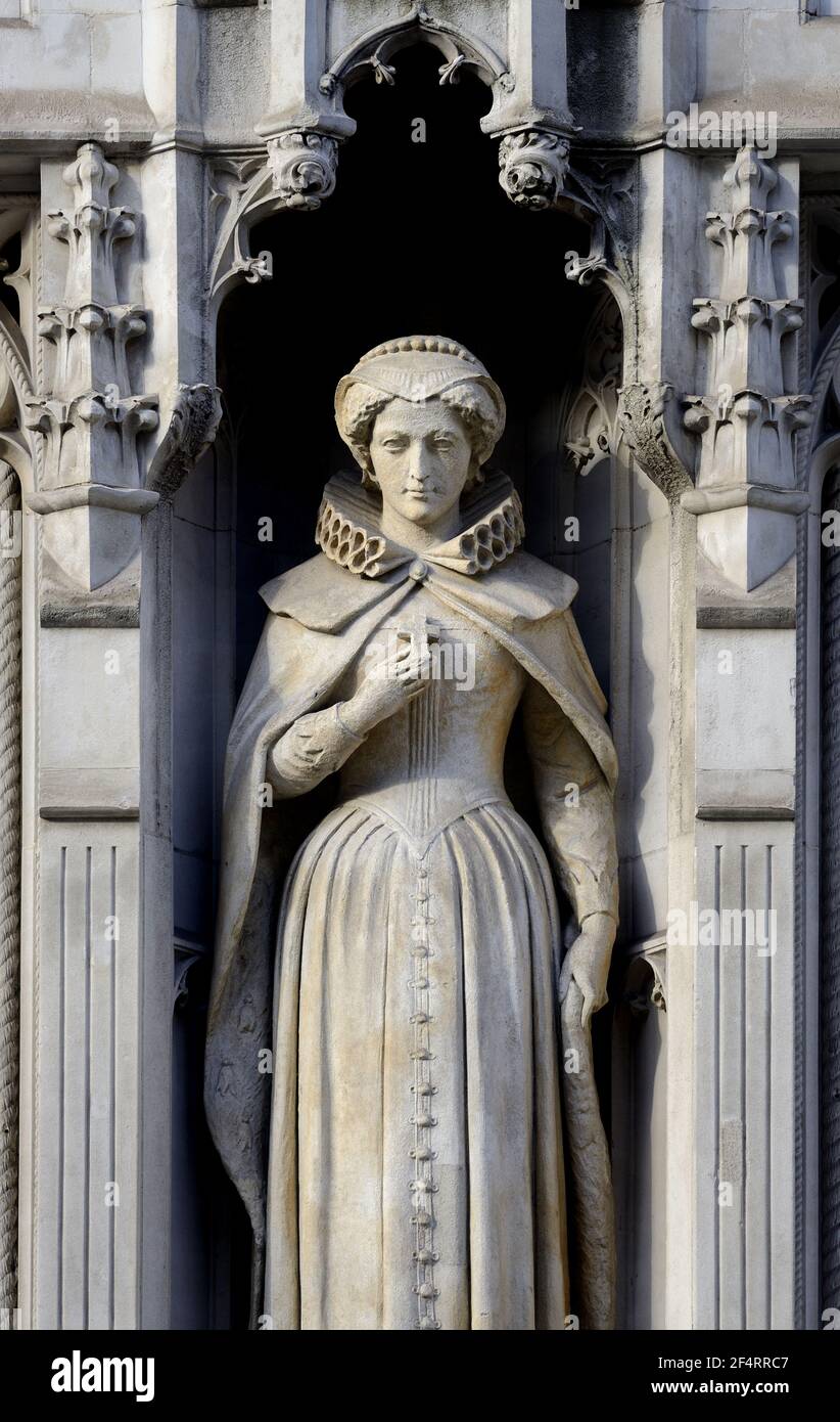 Londres, Inglaterra, Reino Unido. Estatua de la Reina María de Escocia (por Sir John George Tollemache Sinclair: 1905) en la fachada de la Casa Reina María de Escocia, 143 huye Foto de stock