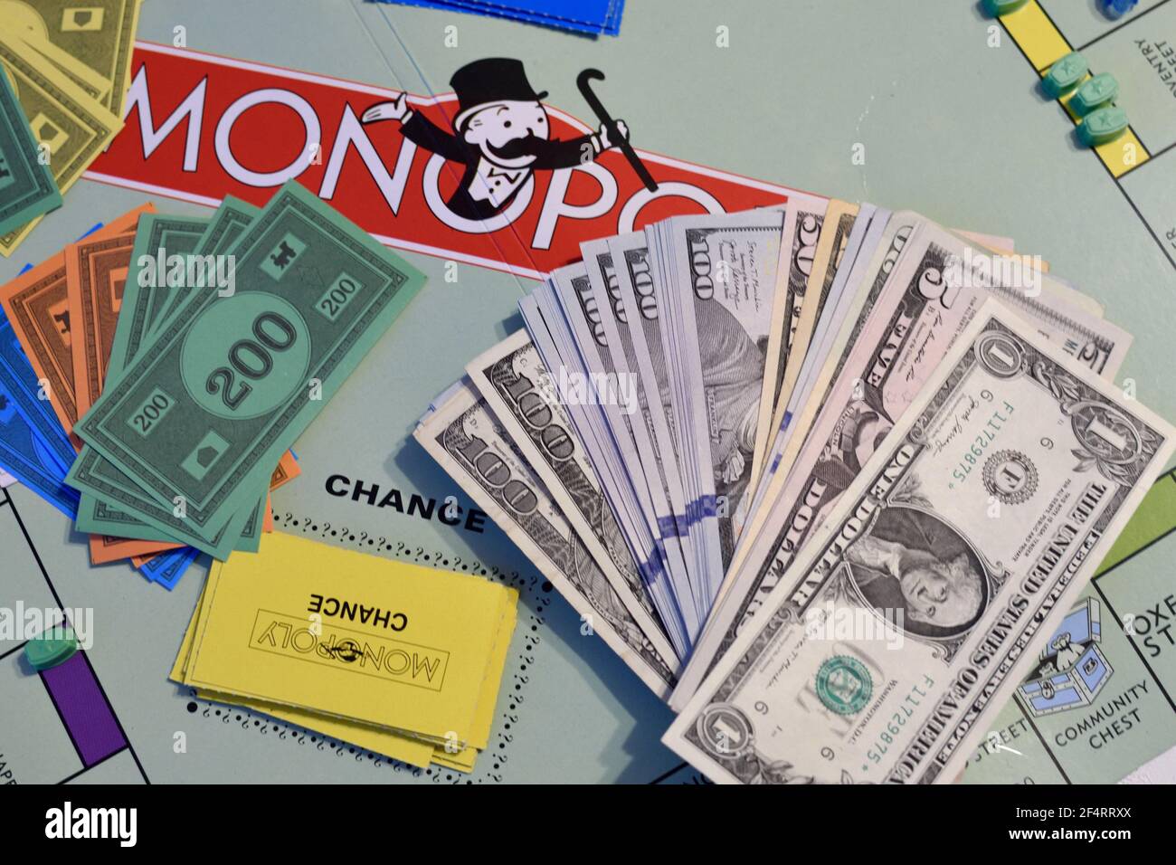 Juego de monopolio con dinero falso y real, juego de mesa de economía con  billetes de dólares reales Fotografía de stock - Alamy