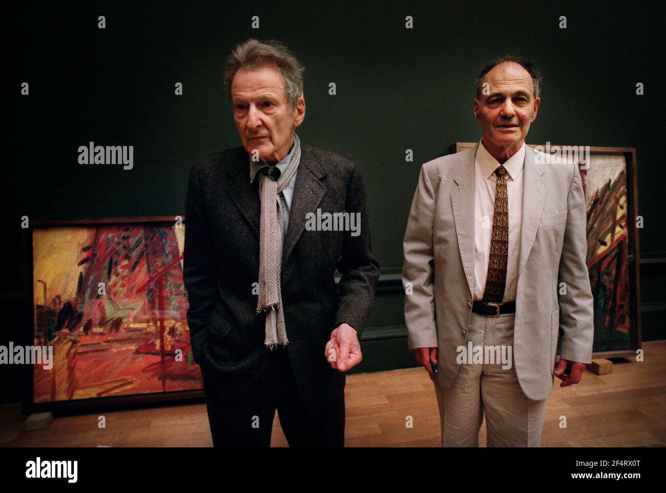 Lucien Freud reunión con Frank Auerbach como la pintura de Auerbach se cuelgan en la acadamia real. 5/9/01 pilston Foto de stock
