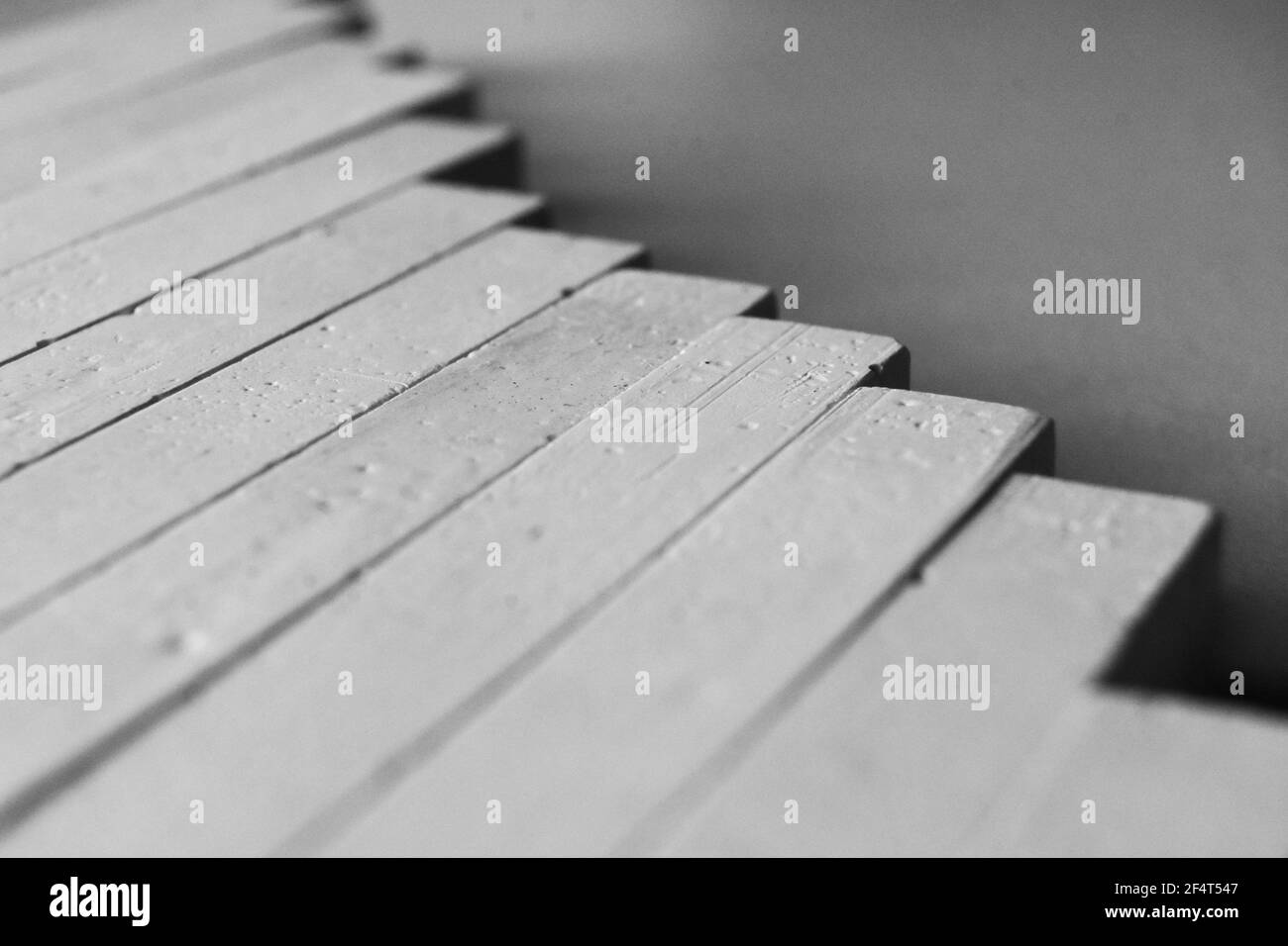 Composición abstracta con marcadores de tiza blanca simulando una escala  irregular Fotografía de stock - Alamy