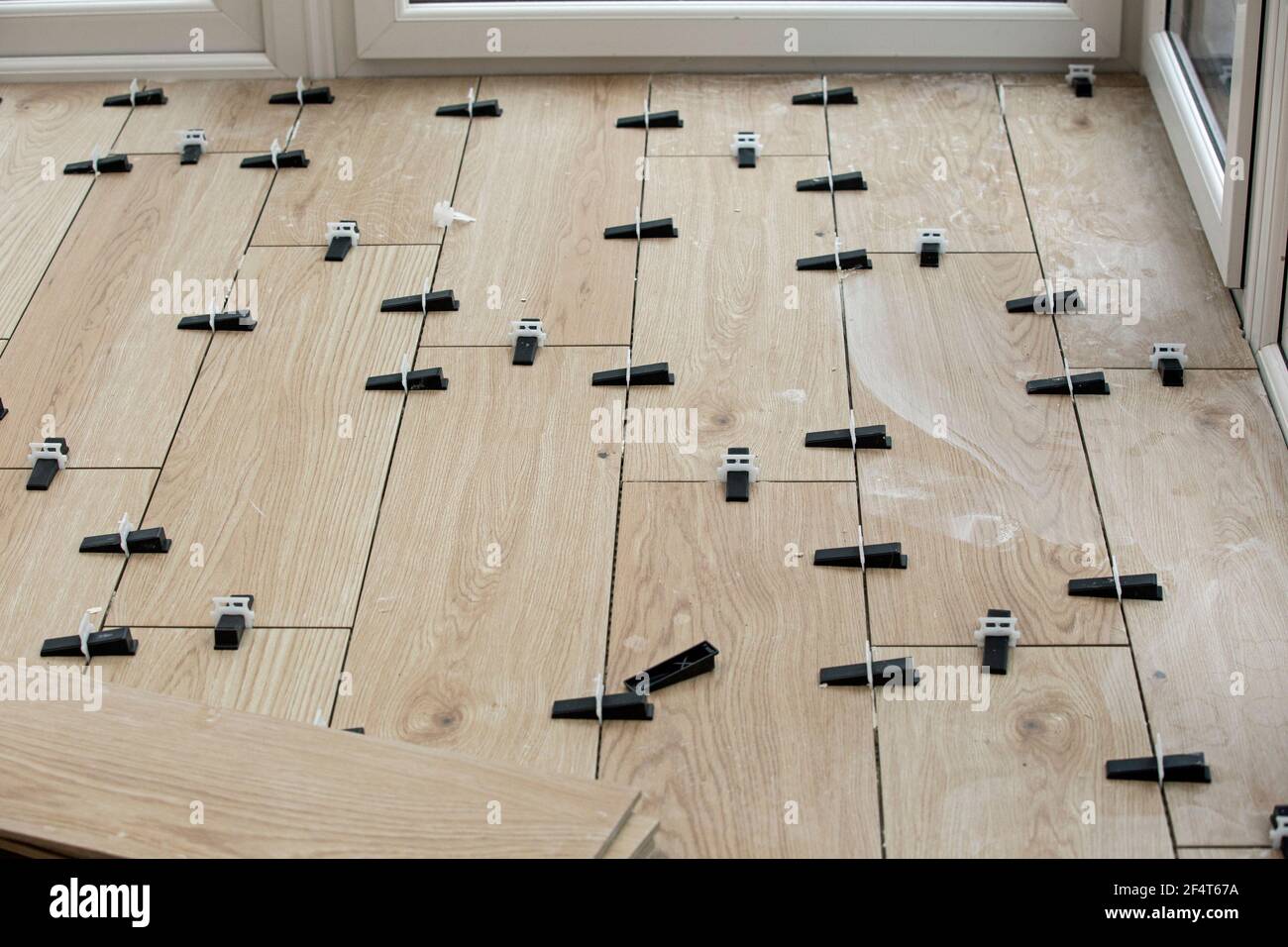 Separadores de azulejos colocados en azulejos colocados un nuevo suelo Fotografía stock - Alamy