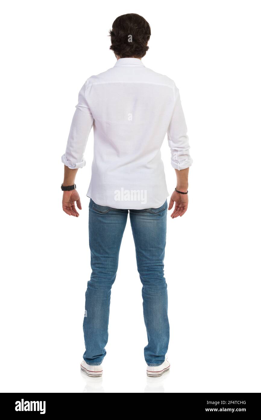 Hombre informal con jeans, zapatillas de deporte y camisa blanca relajado.  Vista trasera. Estudio de duración completa aislado sobre blanco Fotografía  de stock - Alamy