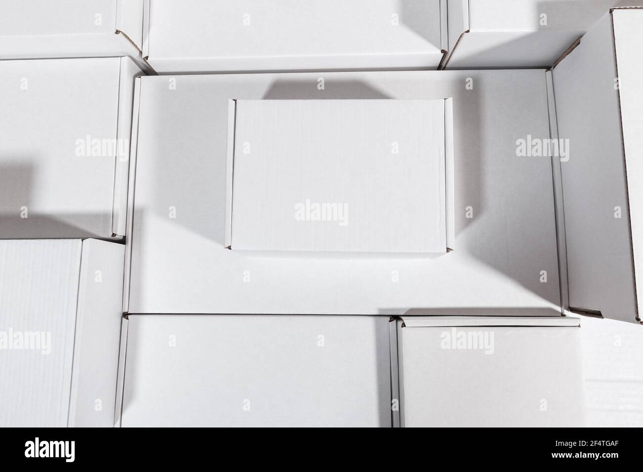 juego de nueva caja de cartón blanco de diferentes tamaños Foto de stock
