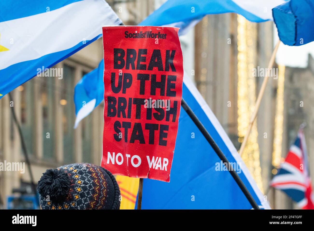 Romper el Estado británico no a la guerra - el trabajador socialista aplacard en la marcha de la independencia escocesa, Glasgow, Escocia, Reino Unido Foto de stock