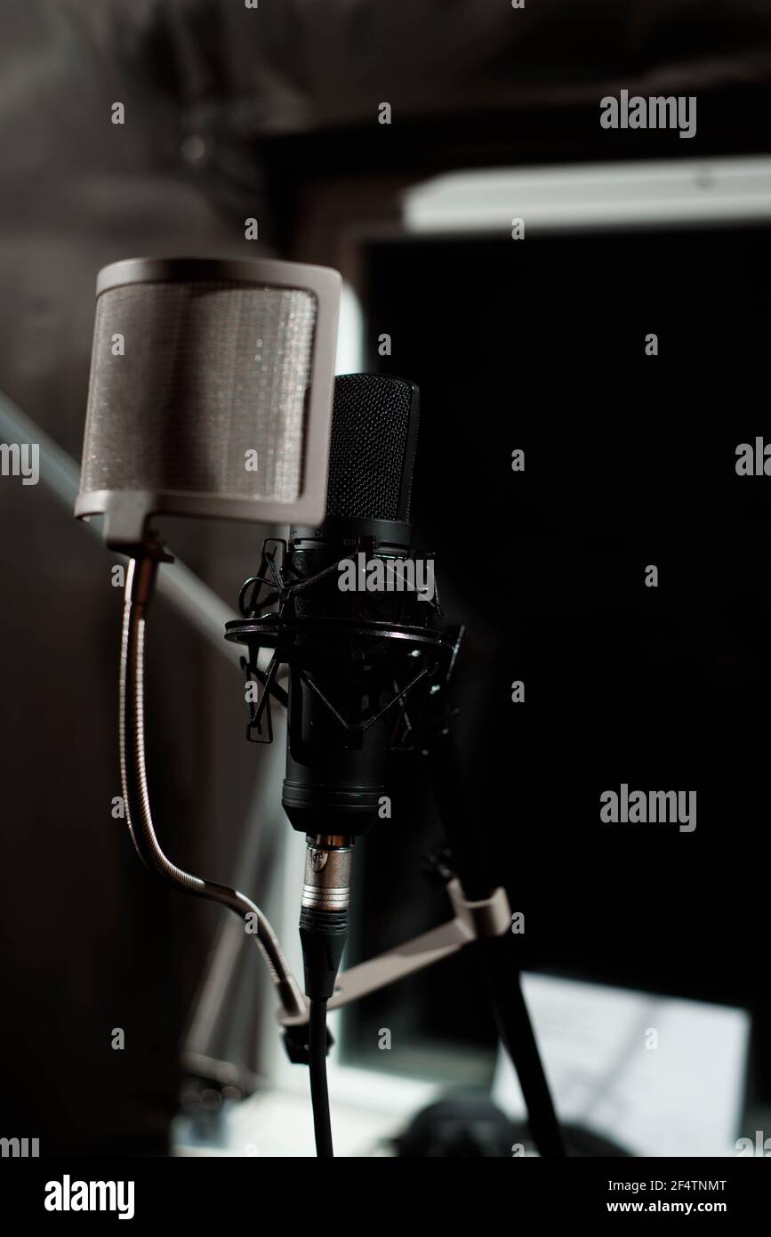 Estudio de micrófono de condensador de diafragma grande Neumann TLM 103 y Zoom  H5 recorder sobre un fondo de madera Fotografía de stock - Alamy