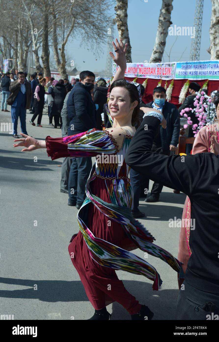Mm Contaminar pala Jizzak, Uzbekistán, 18 de marzo de 2018. Fiesta nacional de primavera  Navruz. Las mujeres jóvenes demuestran muestras de ropa nacional para  mujeres Fotografía de stock - Alamy