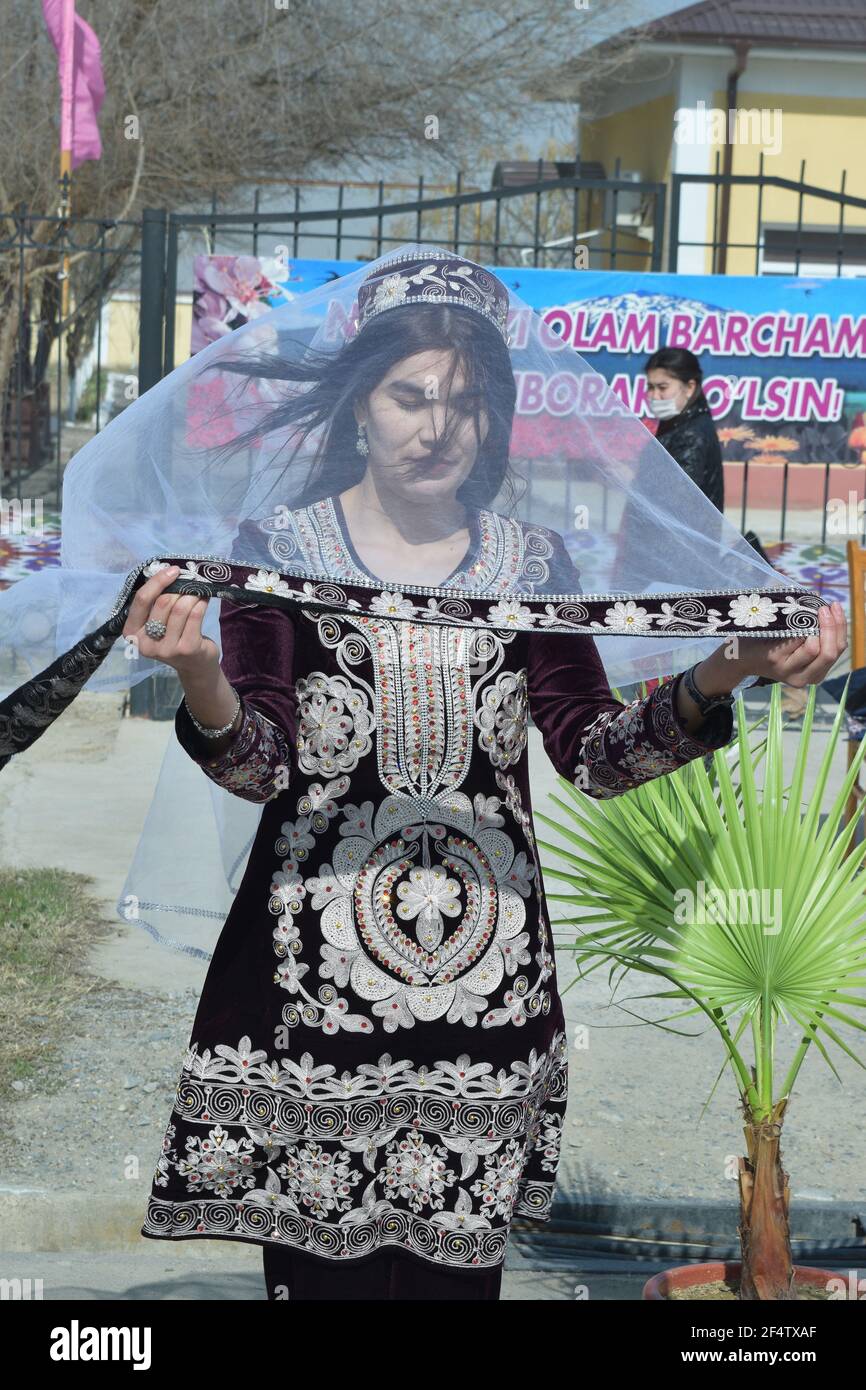 Mm Contaminar pala Jizzak, Uzbekistán, 18 de marzo de 2018. Fiesta nacional de primavera  Navruz. Las mujeres jóvenes demuestran muestras de ropa nacional para  mujeres Fotografía de stock - Alamy