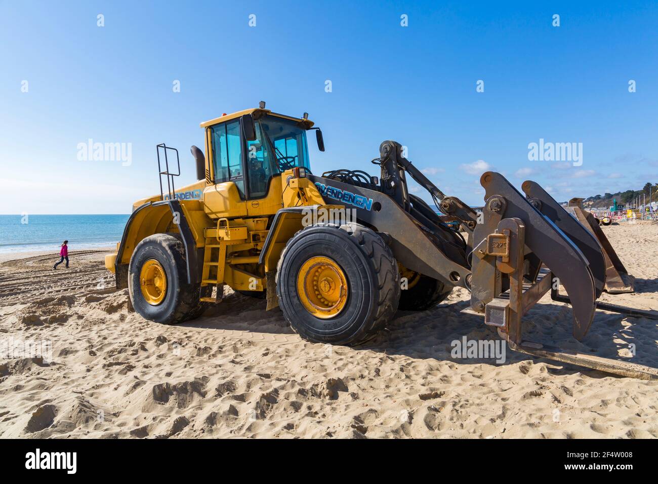 Cat Caterpillar en Alum Chine, playa de Bournemouth para trabajos de reabastecimiento de playa en Bournemouth, Dorset Reino Unido en marzo Foto de stock