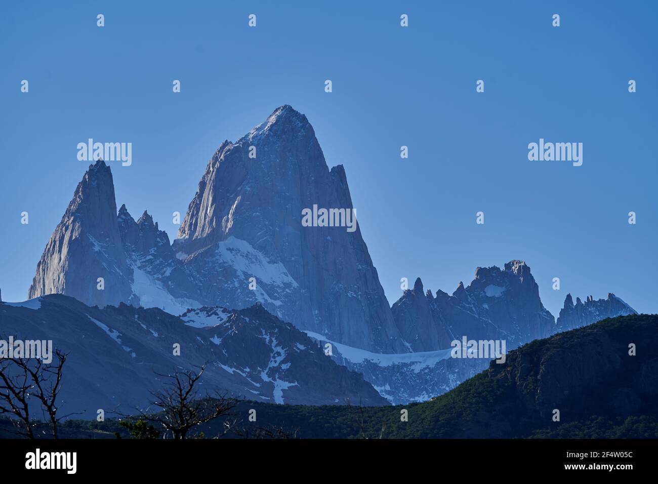 El Monte Fitzroy es un pico alto y característico en el sur de Argentina, Patagonia, Sudamérica y un destino turístico popular para el senderismo Foto de stock