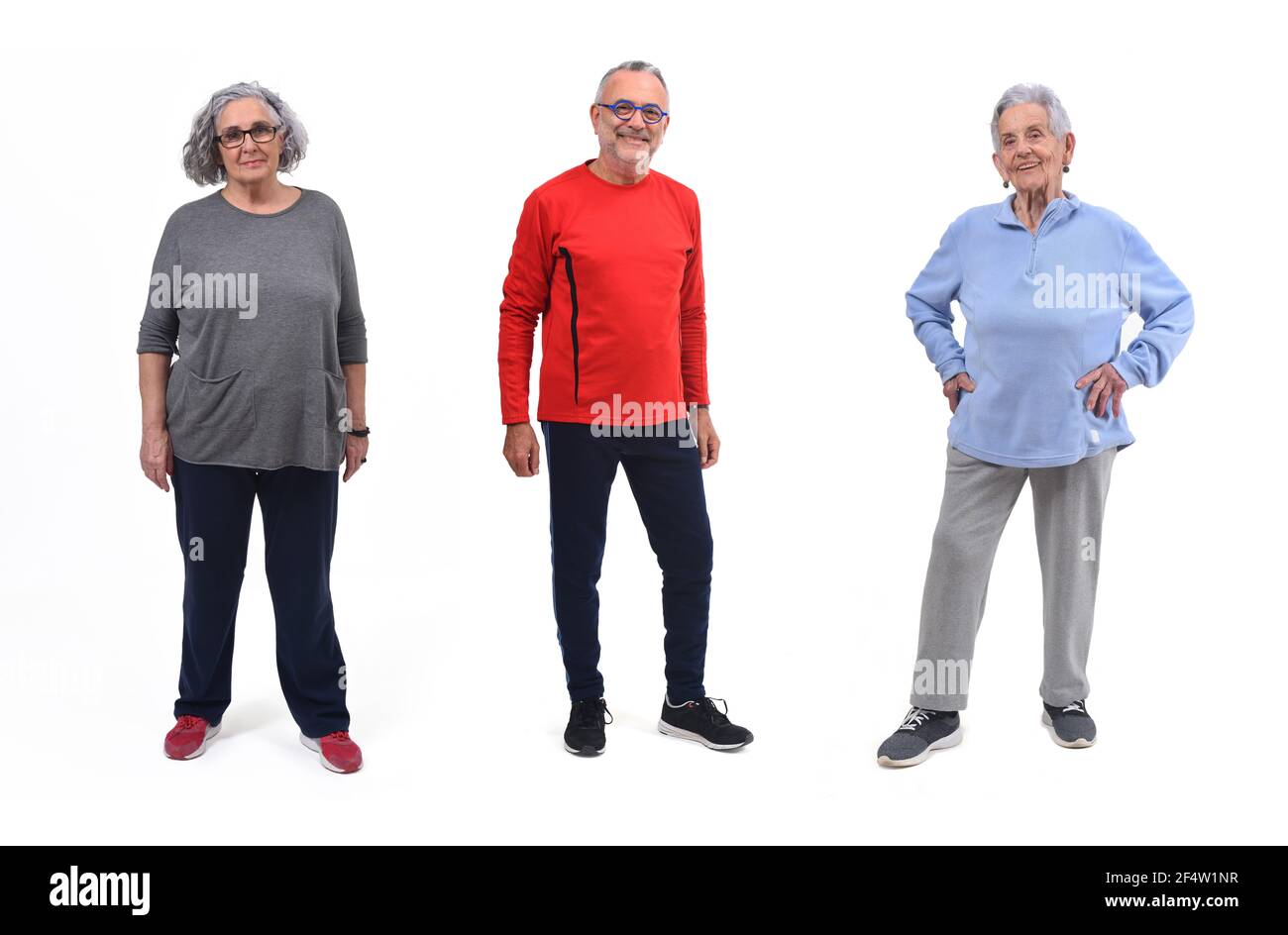un grupo de personas mayores con ropa deportiva sobre fondo blanco  Fotografía de stock - Alamy