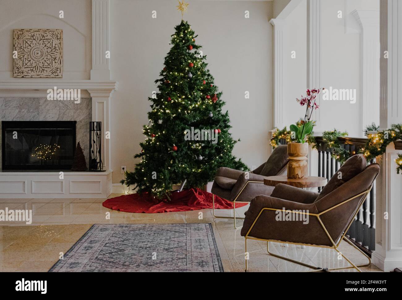 Árbol de Navidad en una habitación contemporánea de hermoso diseño Foto de stock