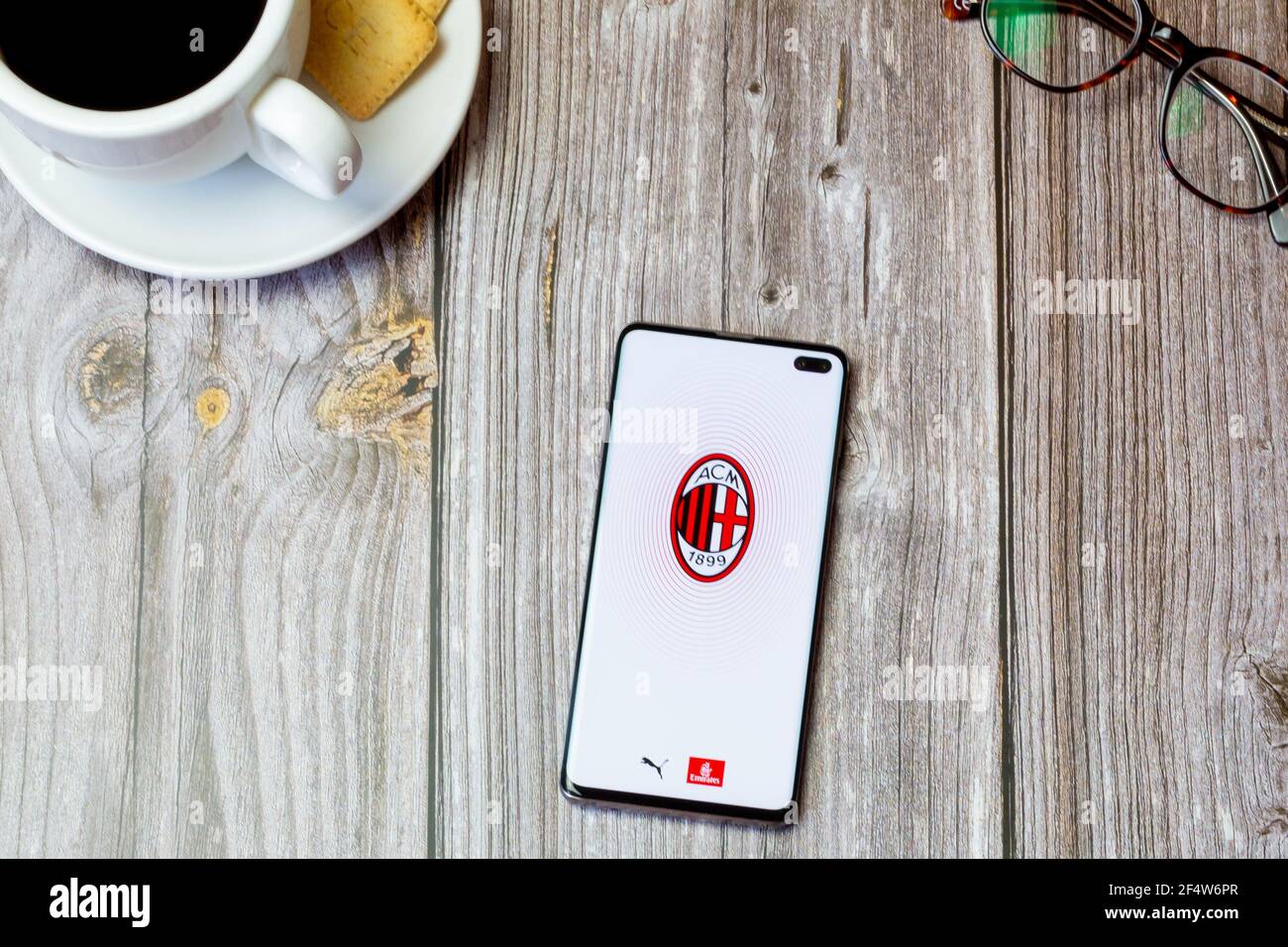 Un teléfono móvil o celular colocado sobre una madera Mesa con la  aplicación AC Milan abierta en la pantalla Fotografía de stock - Alamy