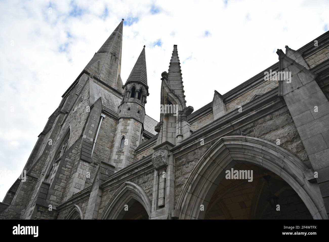 Antigua iglesia gótica fachada de piedra en Dublín, Irlanda. Foto de stock