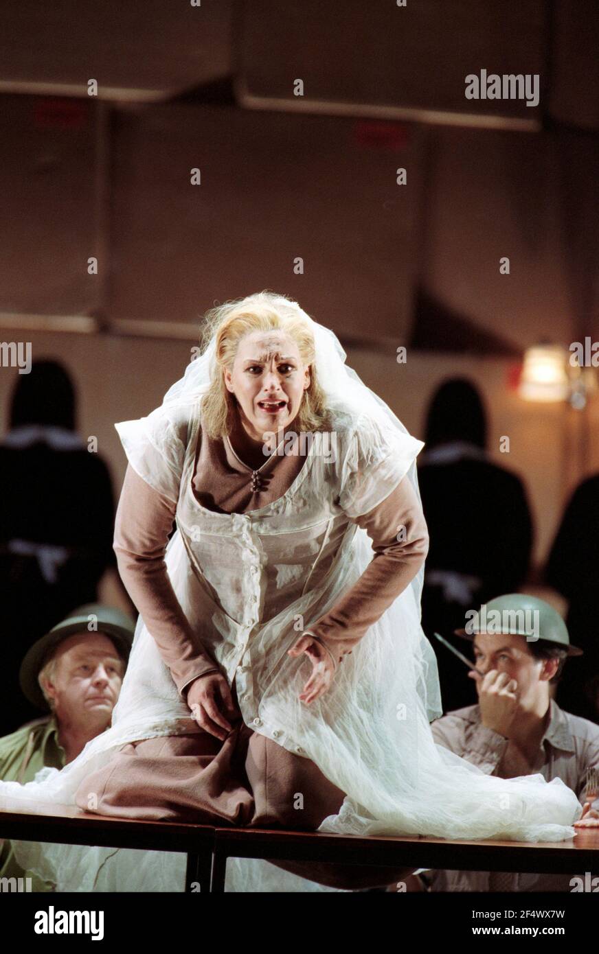 Deborah Polaski (Brunnhilde) en GOTTERDAMMERUNG por Wagner en la Ópera Real, Covent Garden, Londres WC2 14/10/1995 director: Bernard Haitink diseño: Nigel Lowery iluminación: Pat Collins movimiento: Matthew Hamilton director: Richard Jones Foto de stock