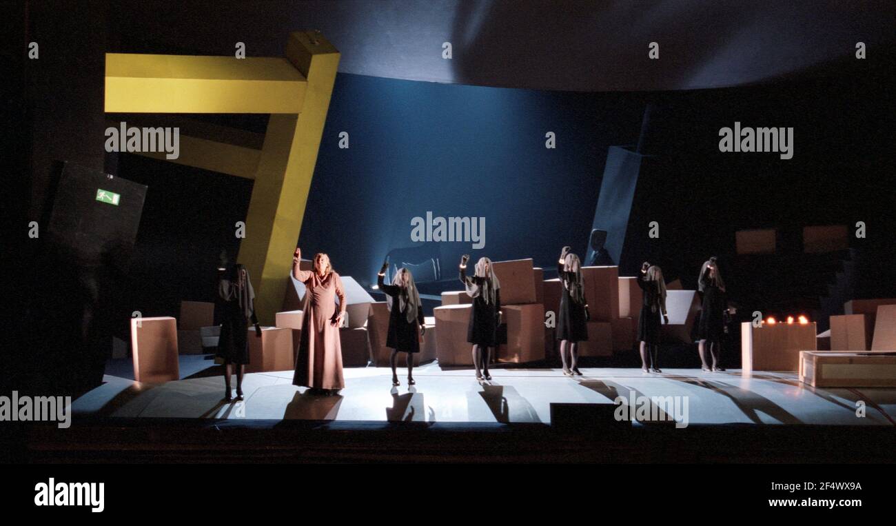Escena final, frente a la izquierda: Deborah Polaski (Brunnhilde) en GOTTERDAMMERUNG por Wagner en la Royal Opera, Covent Garden, Londres WC2 14/10/1995 director: Bernard Haitink diseño: Nigel Louny iluminación: Pat Collins movimiento: Matthew Hamilton director: Richard Jones Foto de stock