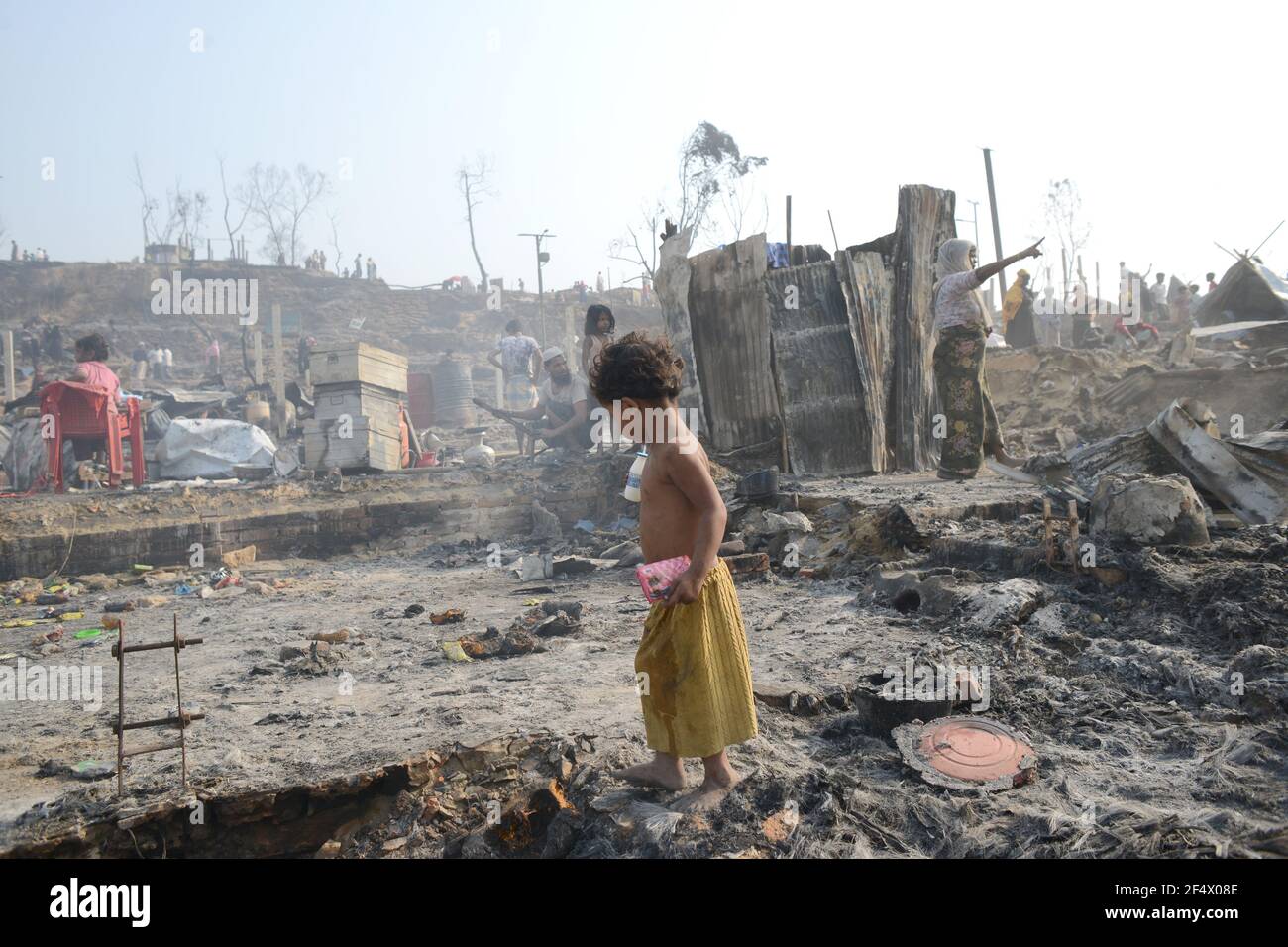 Cox's Bazar, Bangladesh. 23rd de marzo de 2021. Un incendio masivo destruye alrededor de 10000 hogares y 15 muertos el lunes 22 de marzo en el campamento de refugiados de Rohingya en Cox'x Bazar, Bangladesh.crédito: Dr. Zakirul Mazed/Alamy Live News Foto de stock