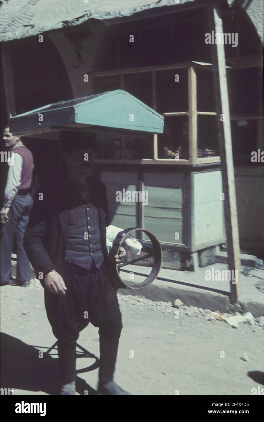 Fotos de viaje. Hombre con pantalones de patrulla y Fes, usando un  escritorio en la cabeza (tal vez en Turquía Fotografía de stock - Alamy