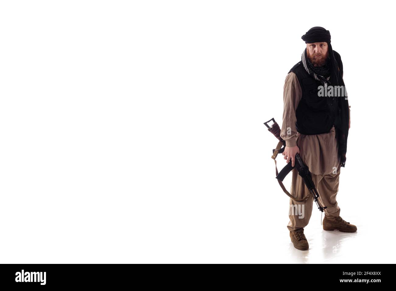 Hombre en traje militar guerrero Mujahedin en los tiempos modernos en  adelante un fondo blanco en el estudio Fotografía de stock - Alamy