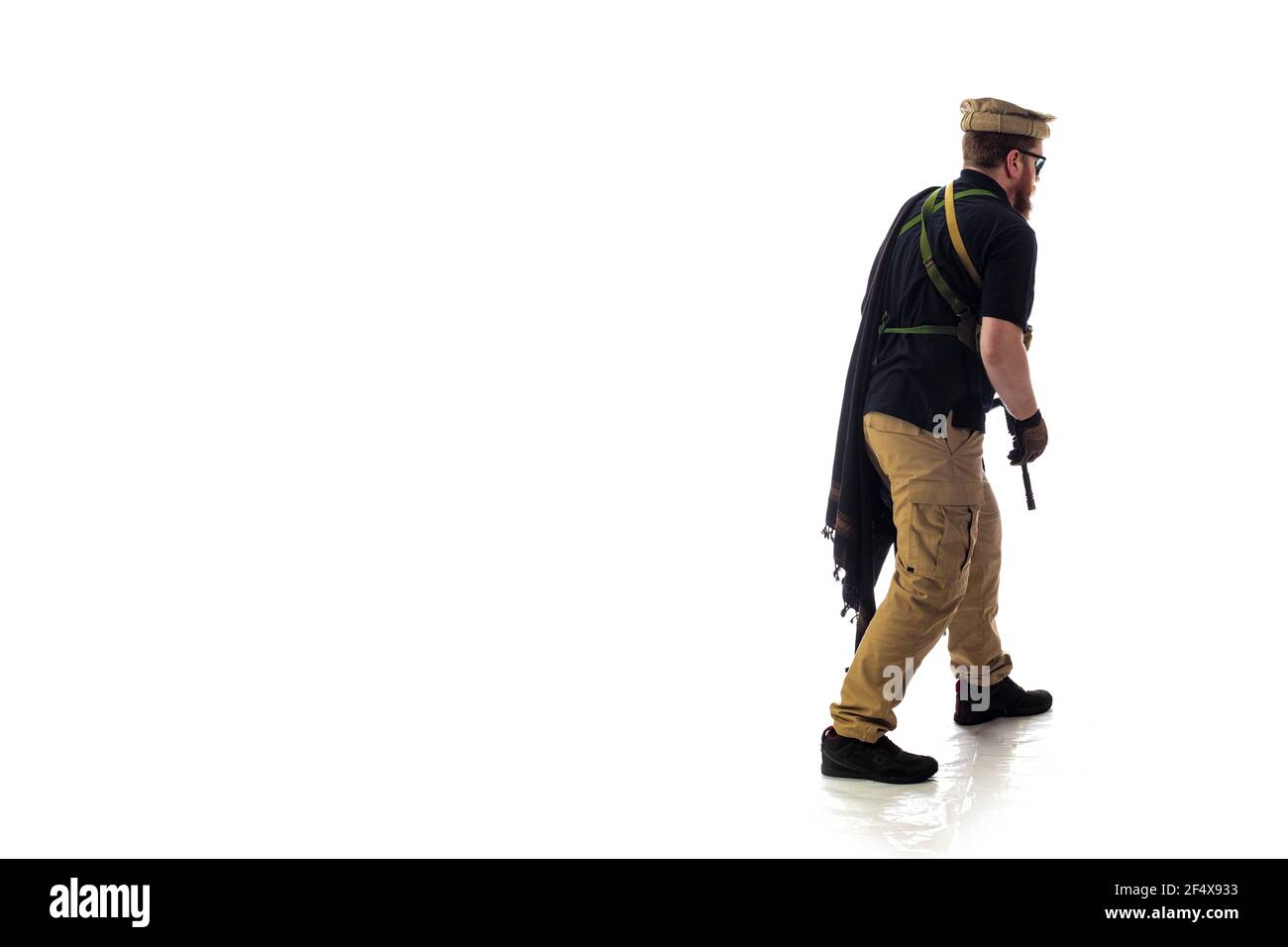 Hombre en traje militar de la CIA, que es similar a la ropa de un guerrero  Mujahidín, en tiempos modernos sobre un fondo blanco en estudio Fotografía  de stock - Alamy