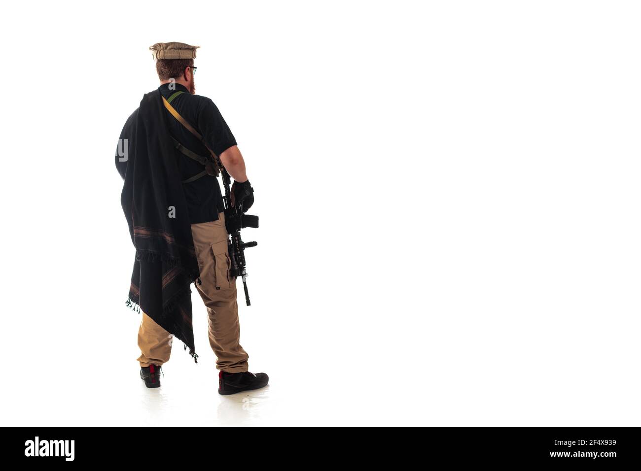 Hombre en traje militar de la CIA, que es similar a la ropa de un guerrero  Mujahidín, en tiempos modernos sobre un fondo blanco en estudio Fotografía  de stock - Alamy