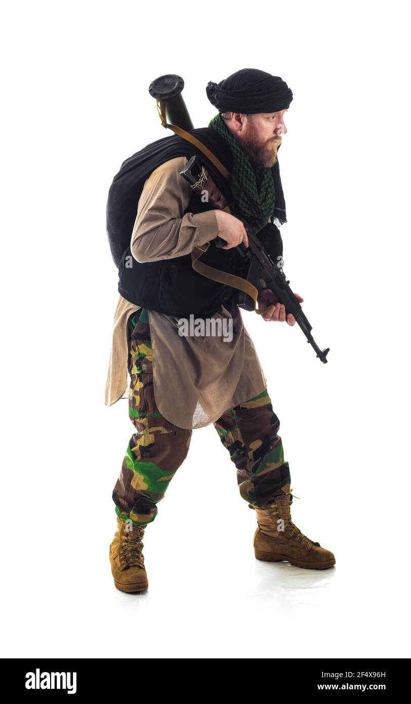 Hombre en traje militar guerrero Mujahedin en los tiempos modernos