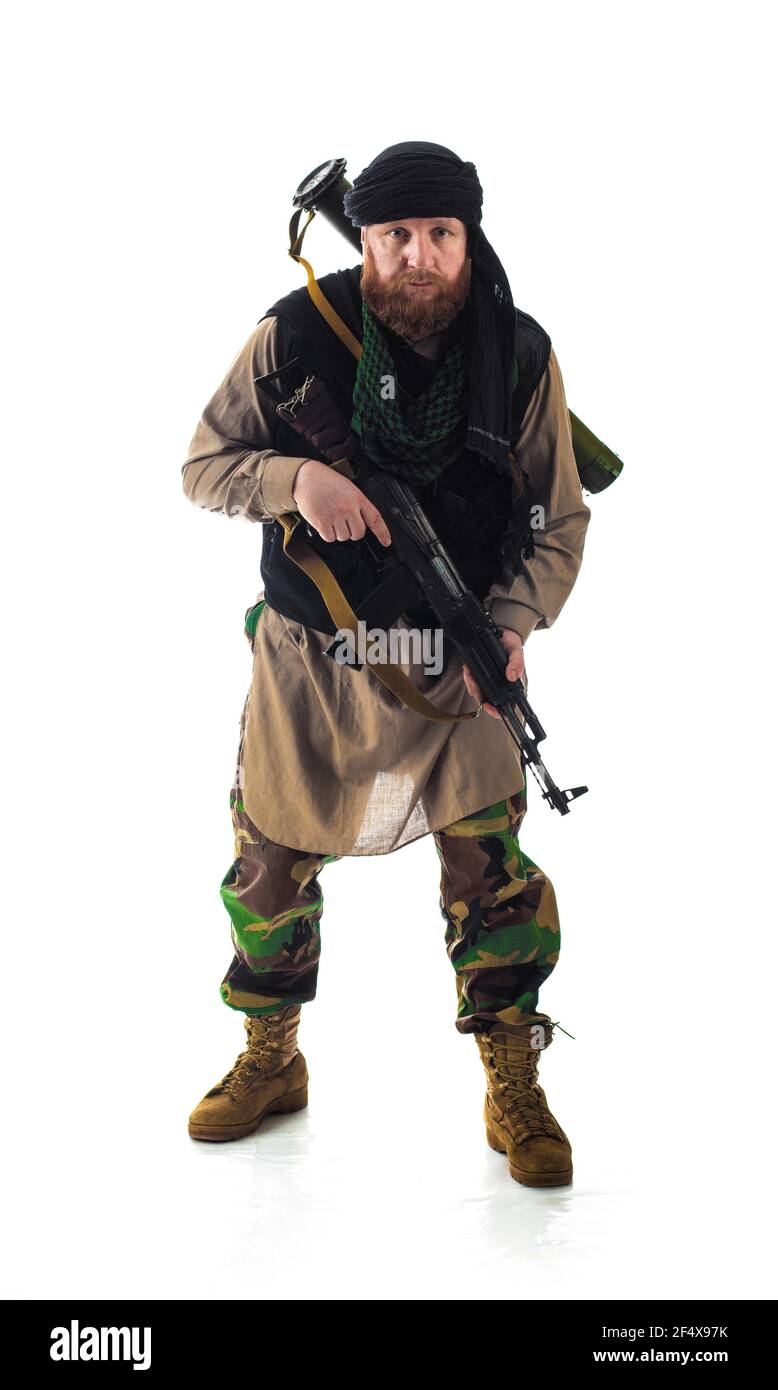 Hombre en traje militar guerrero Mujahedin en los tiempos modernos en  adelante un fondo blanco en el estudio Fotografía de stock - Alamy