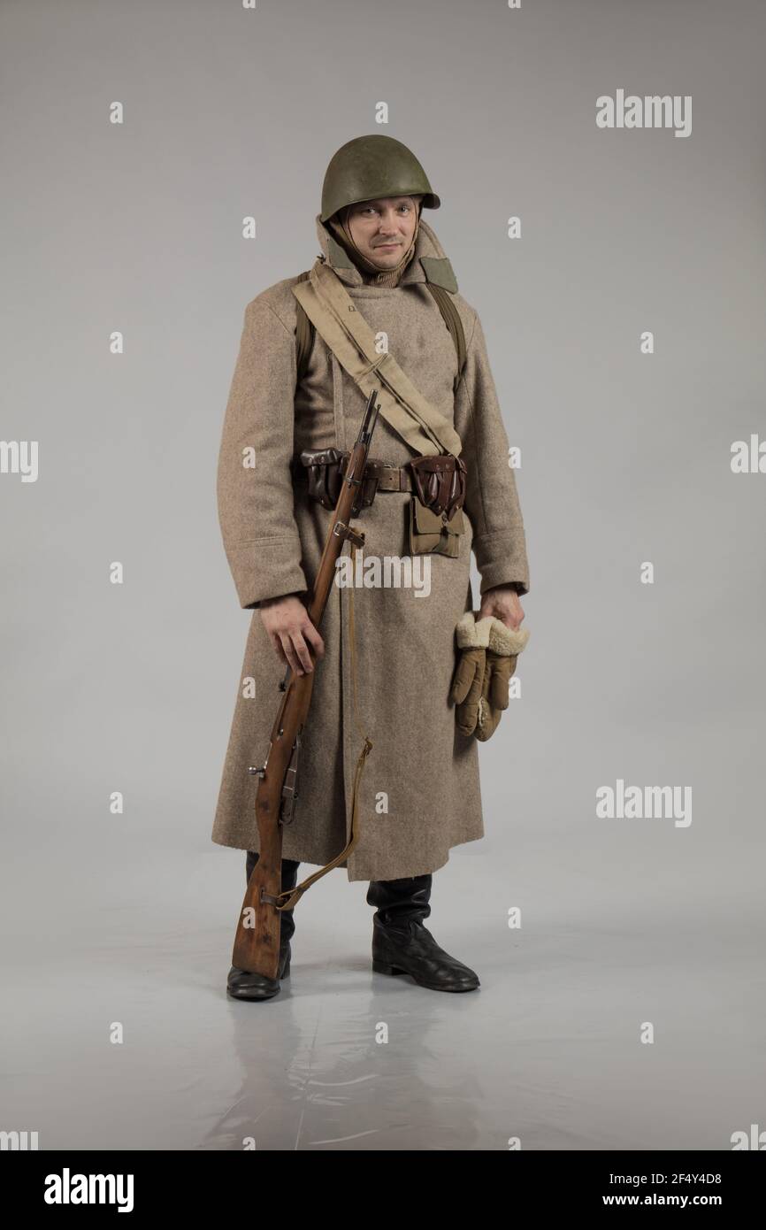 Actor masculino en invierno uniforme Un soldado ruso del Ejército Rojo, un  período de 1942 la segunda guerra mundial, posando sobre un fondo gris  Fotografía de stock - Alamy