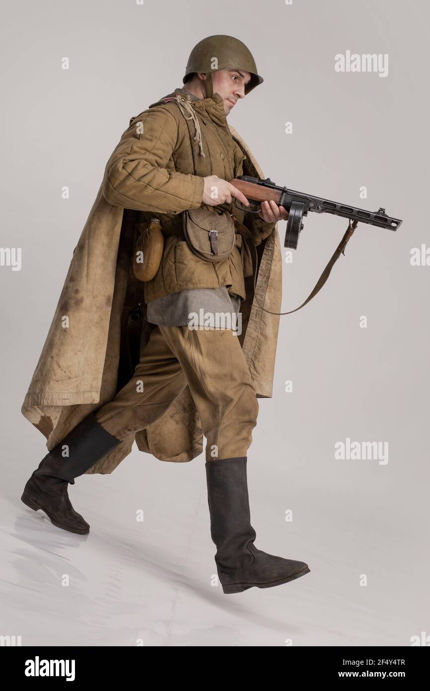 Hombre adulto con un viejo uniforme militar y ropa de camuflaje de un  soldado del ejército soviético durante la Segunda Guerra Mundial, 1943 años  Fotografía de stock - Alamy