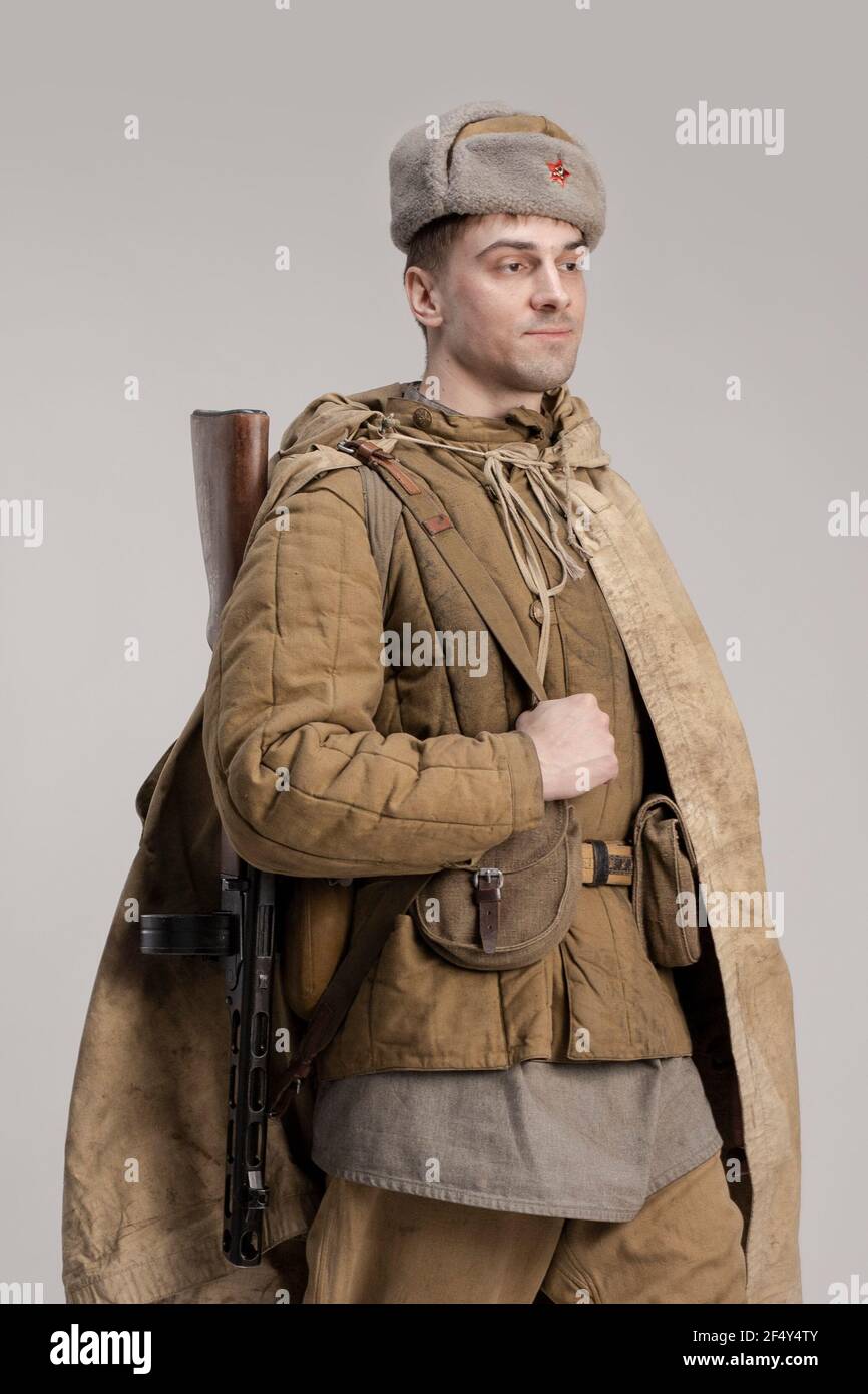 Hombre actor en un viejo uniforme militar y ropa de camuflaje de un soldado  del ejército soviético durante la Segunda Guerra Mundial Fotografía de  stock - Alamy