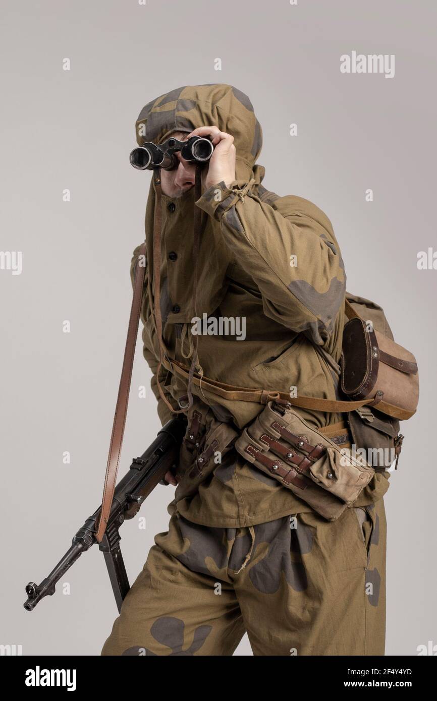 Hombre adulto con prismáticos en la mano en un viejo uniforme militar y ropa de un soldado del ejército soviético durante la Segunda Guerra Mundial, 1943 Fotografía de stock - Alamy