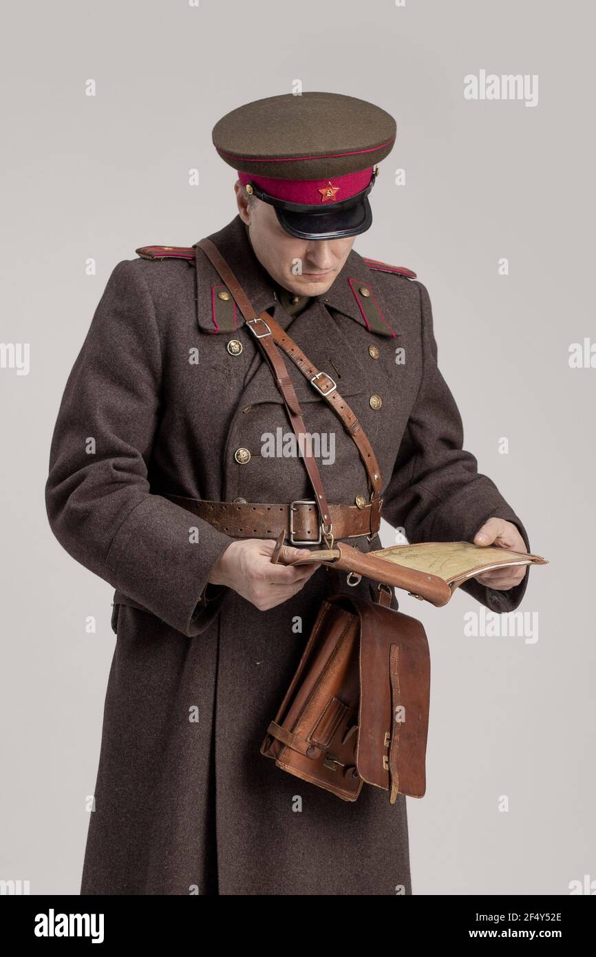 Hombre actor en un viejo uniforme militar y ropa de camuflaje de un oficial  del ejército soviético Fotografía de stock - Alamy