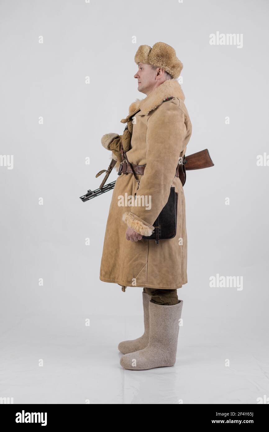 Un hombre en un uniforme militar de invierno de un oficial del ejército  soviético durante la Segunda Guerra Mundial Fotografía de stock - Alamy