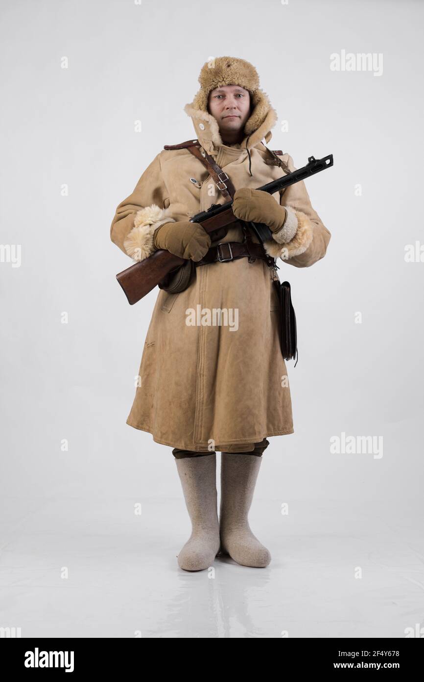 Un hombre en un uniforme militar de invierno de un oficial del ejército  soviético durante la Segunda Guerra Mundial Fotografía de stock - Alamy