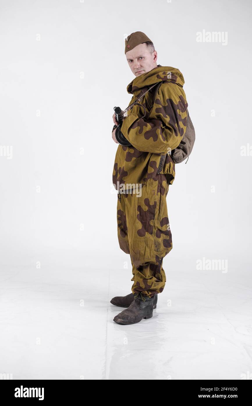 Hombre actor en un viejo uniforme militar y francotirador de camuflaje ropa  de un soldado del ejército soviético durante la Segunda Guerra Mundial  Fotografía de stock - Alamy