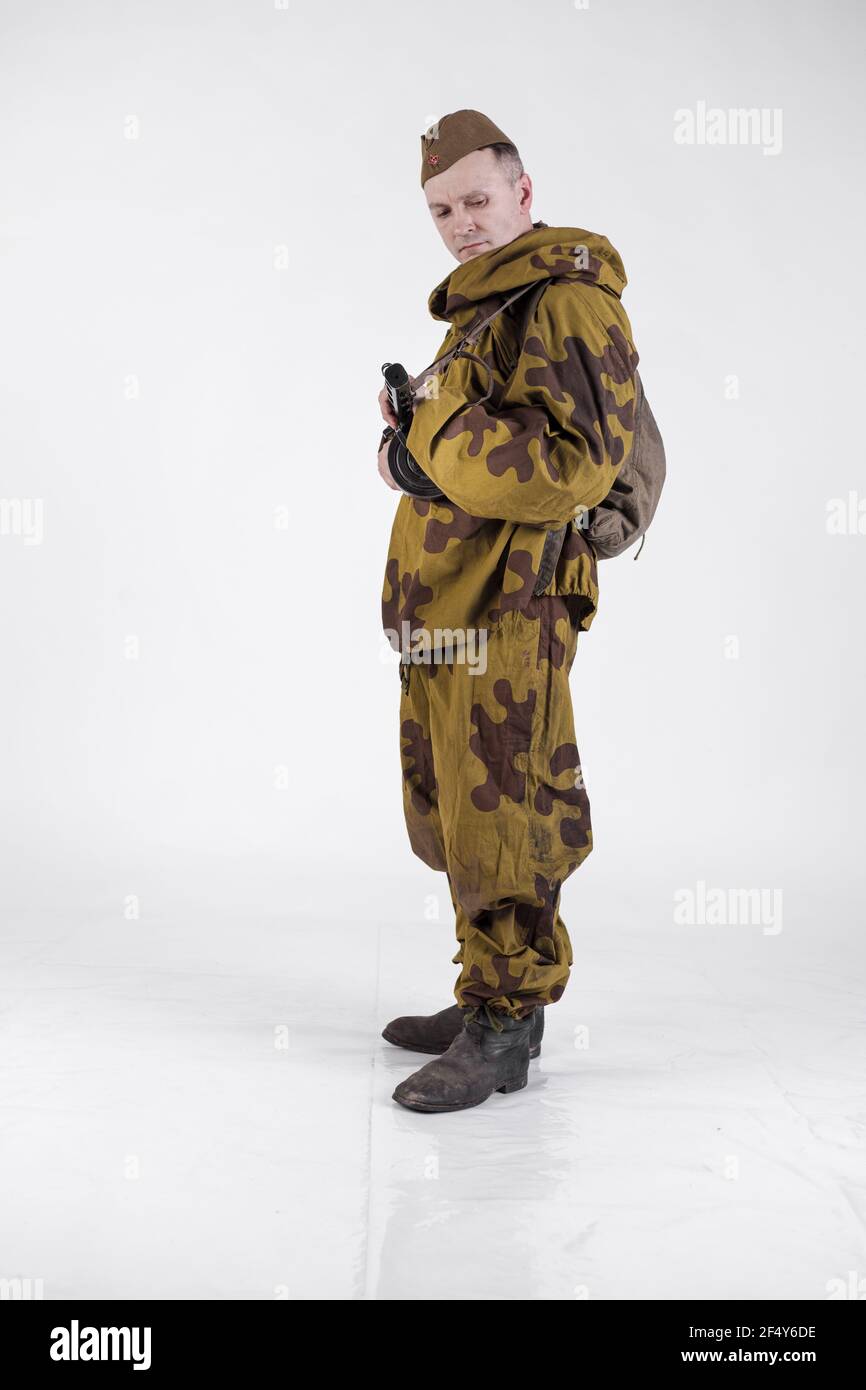 Hombre actor en un viejo uniforme militar y francotirador de camuflaje ropa  de un soldado del ejército soviético durante la Segunda Guerra Mundial  Fotografía de stock - Alamy