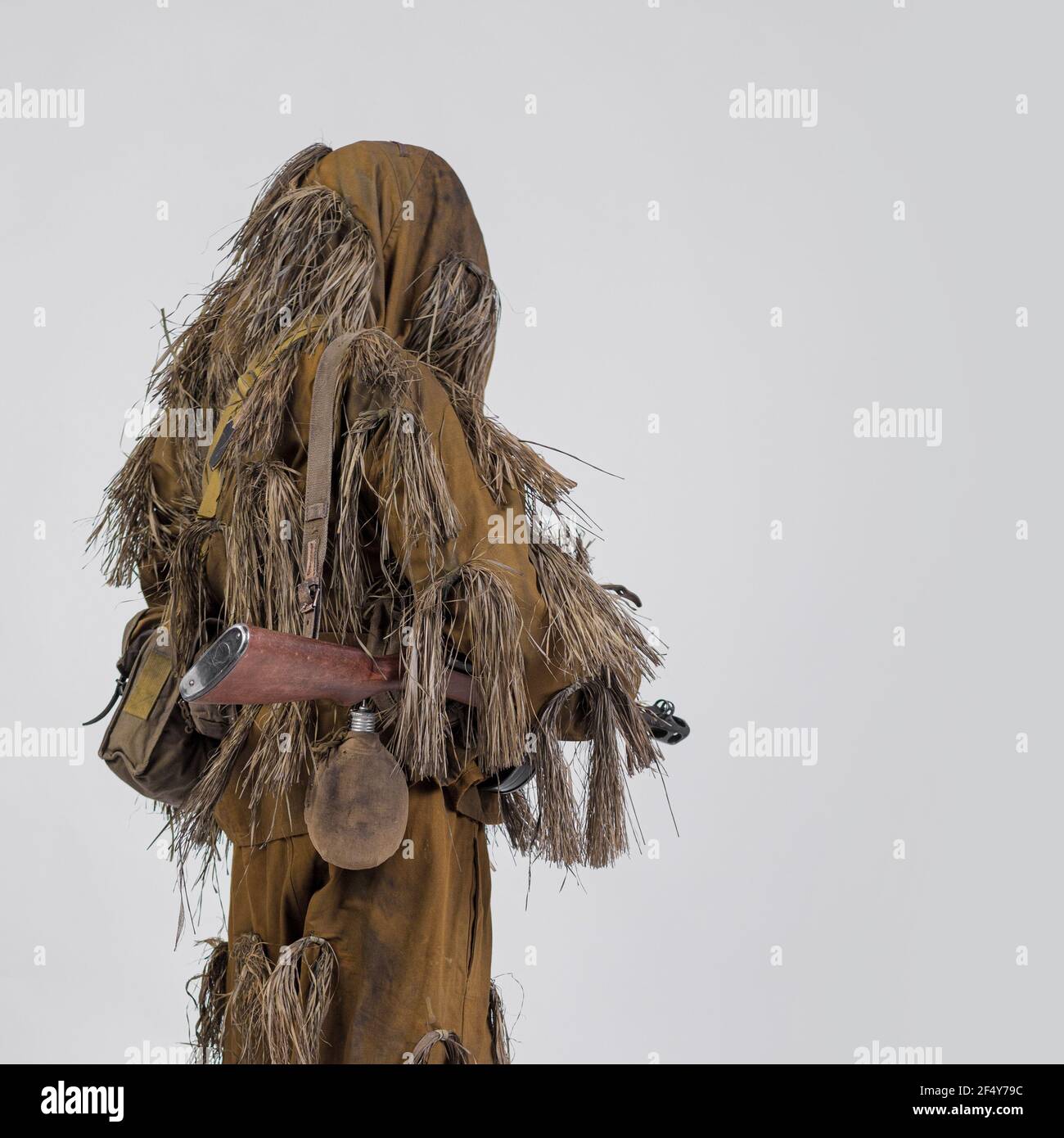 Hombre soldado operador de radio del ejército soviético en viejo uniforme  militar y ropa de camuflaje en traje de Ghillie durante la Segunda Guerra  Mundial Fotografía de stock - Alamy