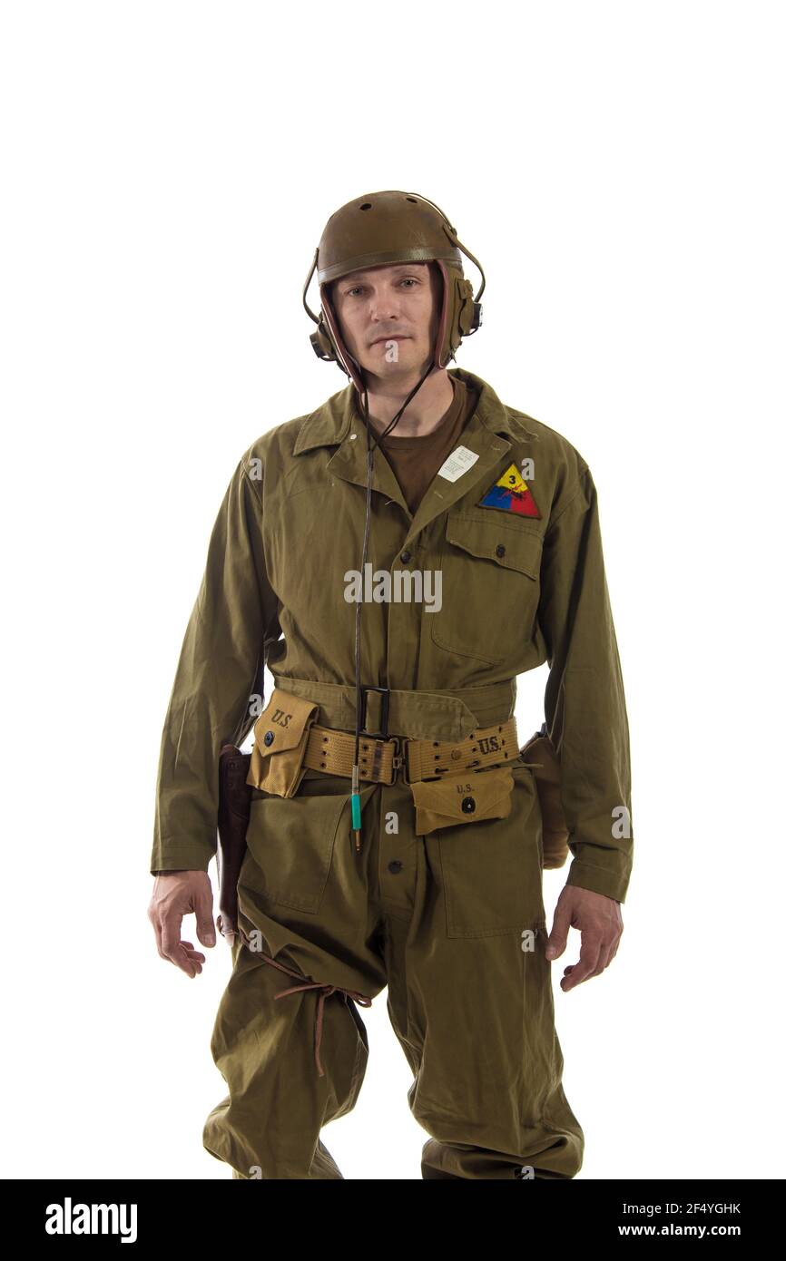 El actor hombre viste o quita el uniforme militar de un Tankman americano  del período de la Segunda Guerra Mundial posando sobre un fondo blanco  Fotografía de stock - Alamy