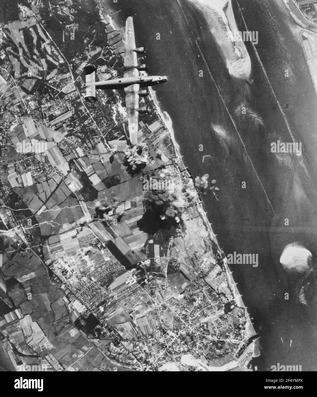 B-24 Libertadores consolidados atacan la refinería de petróleo Schulau cerca de Hamburgo, Alemania, agosto de 1944 Foto de stock