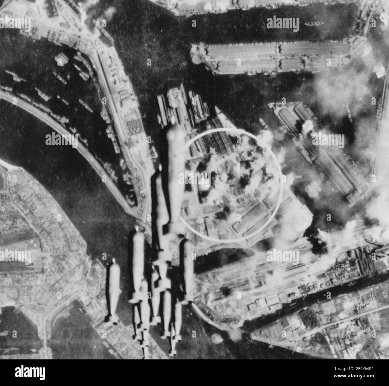 Bombardeo de Ship Yard, Hamburgo, Alemania - 26 de julio de 1943 Foto de stock