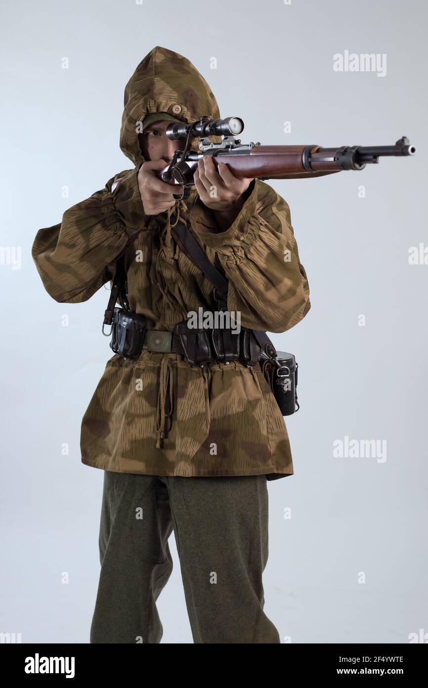 Hombre actor en un viejo uniforme militar y francotirador de camuflaje ropa  de un soldado del Ejército Alemán durante la Segunda Guerra Mundial  Fotografía de stock - Alamy