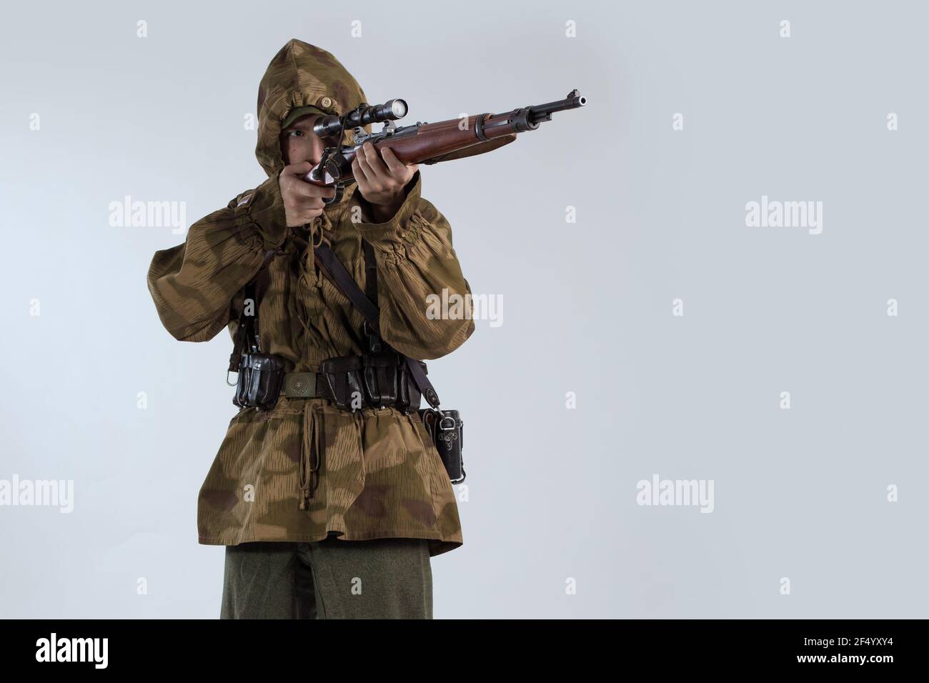 Hombre actor en un viejo uniforme militar y francotirador de camuflaje ropa  de un soldado del Ejército Alemán durante la Segunda Guerra Mundial  Fotografía de stock - Alamy