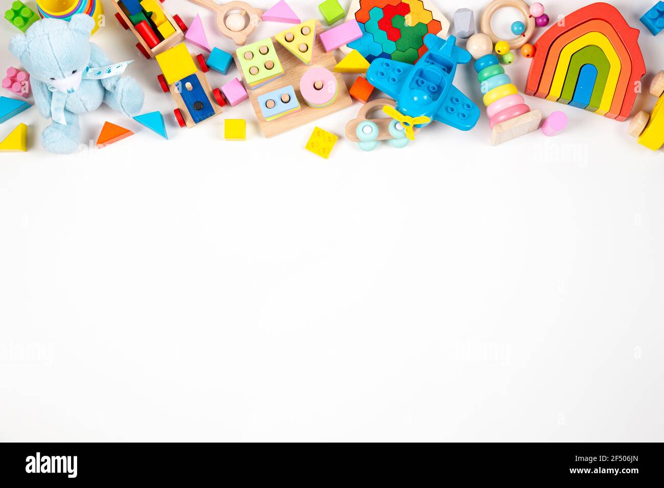 Bebé niños marco de juguete. Muchos juguetes educativos coloridos sobre  fondo blanco. Vista superior, plano, espacio de copia para texto Fotografía  de stock - Alamy