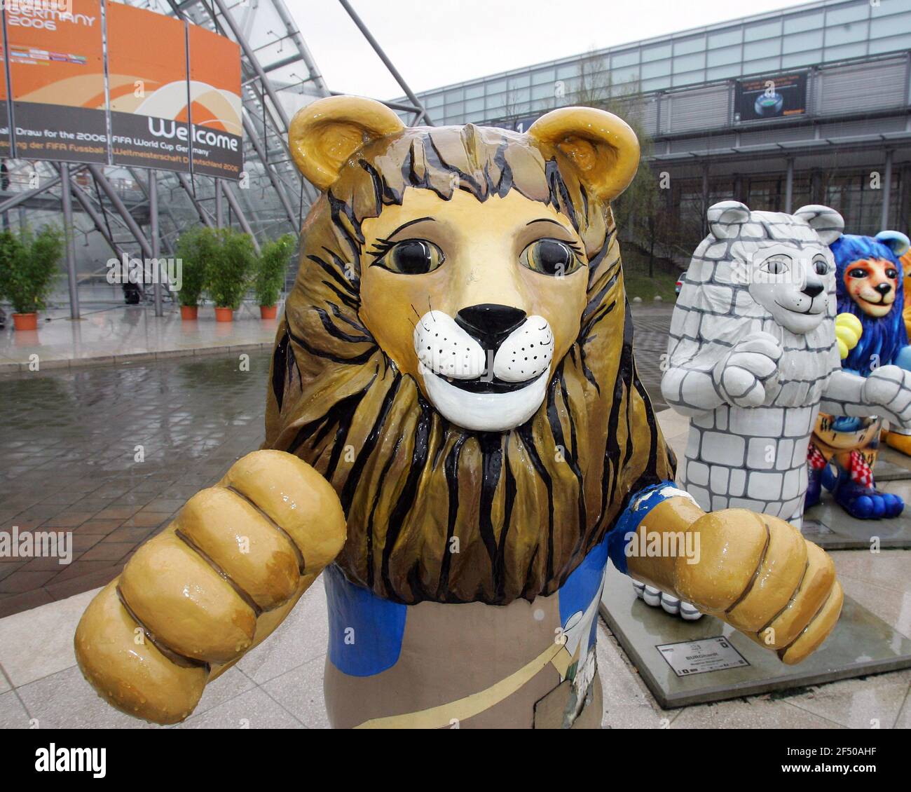 Los leones amistosos saludan a la prensa reunida para el sorteo final en el Centro de Congresos de Leipzig. El sorteo de la Copa Mundial de la FIFA 2006 el 9 20005 de diciembre Foto de stock