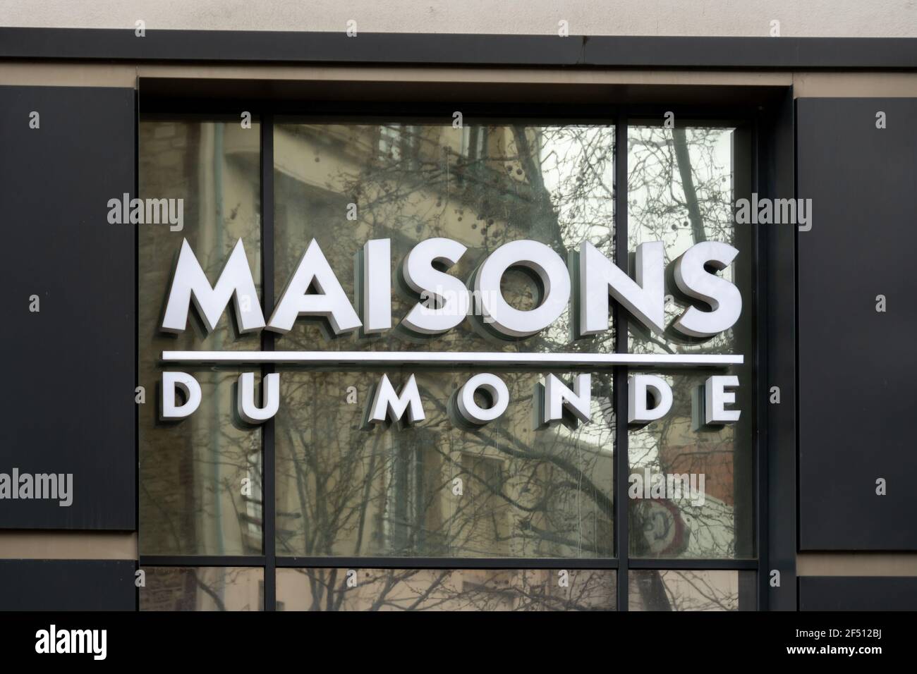 Signo de una tienda Maisons du monde, un grupo francés especializado en muebles y decoración Foto de stock