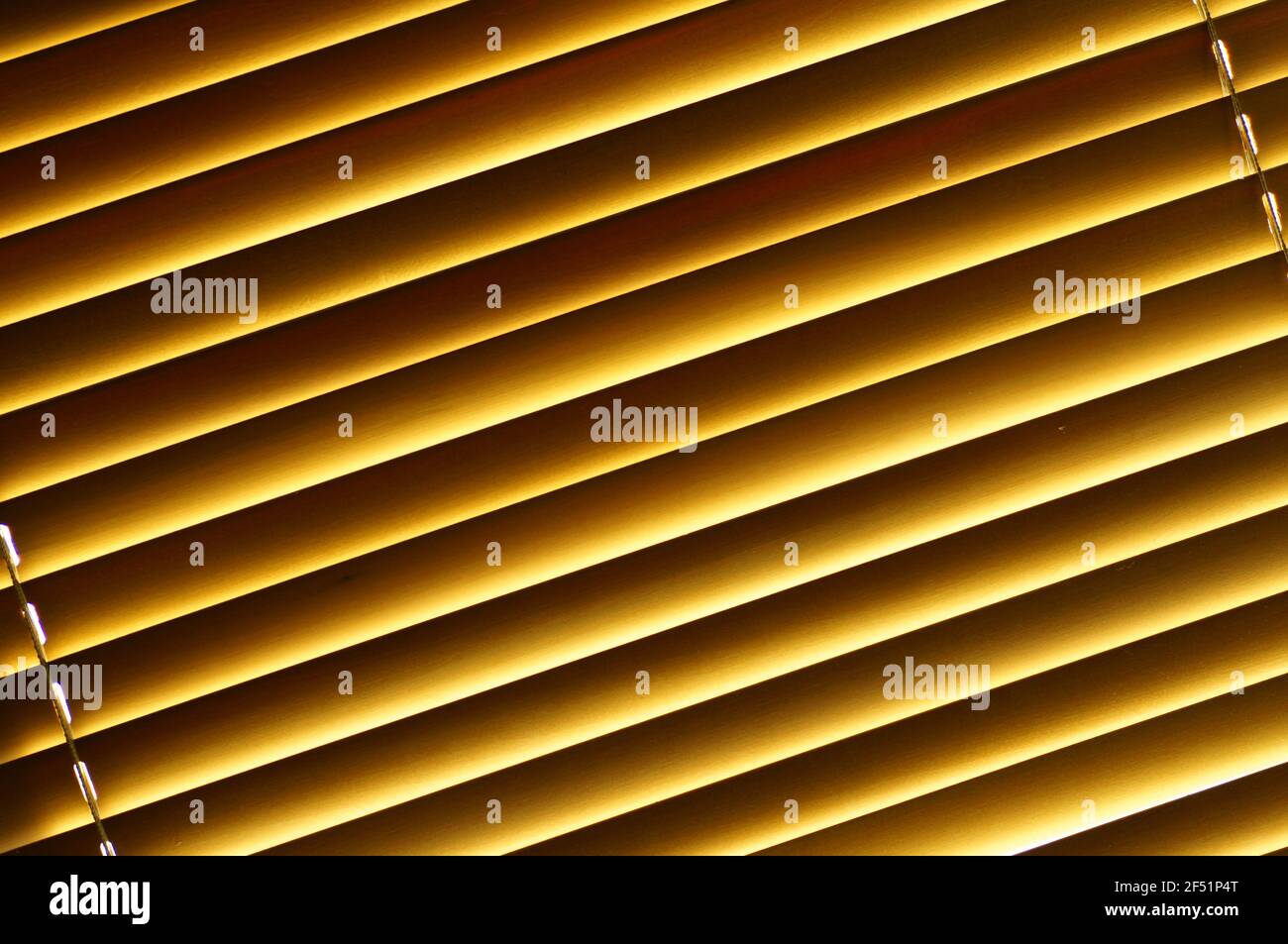 Persianas de madera en la ventana - vista oblicua. Cortinas de madera  natural. Líneas naranjas inclinadas. Persianas en primer plano Fotografía  de stock - Alamy