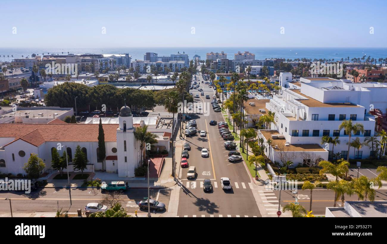 Vista aérea durante el día del centro de la ciudad de Oceanside, California, EE.UU. Foto de stock
