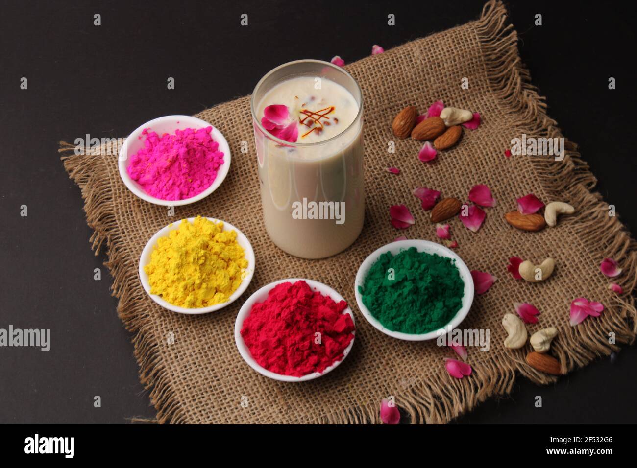 El concepto de Holi del festival de la India - bebida India tradicional comida del festival de la leche del Sardai de Thandai, con las tuercas y el color en el tazón. Foto de stock