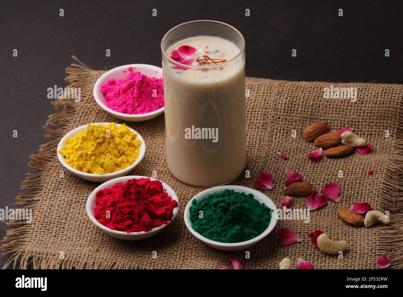 El concepto de Holi del festival de la India - bebida India tradicional comida del festival de la leche del Sardai de Thandai, con las tuercas y el color en el tazón. Foto de stock