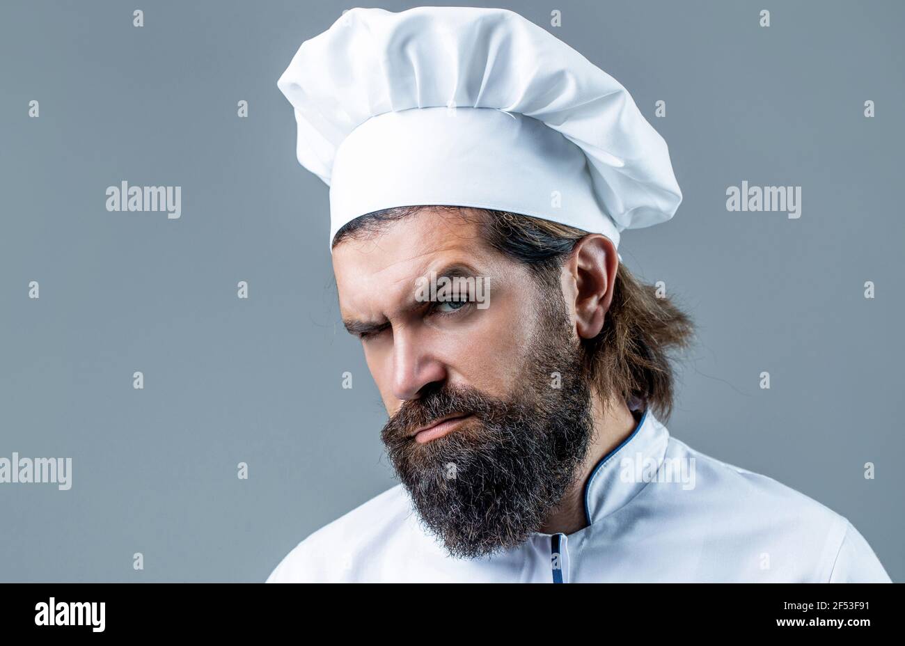 Gorro de cocinero. Chef hombre con barba de confianza en uniforme blanco.  Retrato de un cocinero serio. Chef barbudo, cocineros o panadero. Hombres  barbudos chefs aislados Fotografía de stock - Alamy