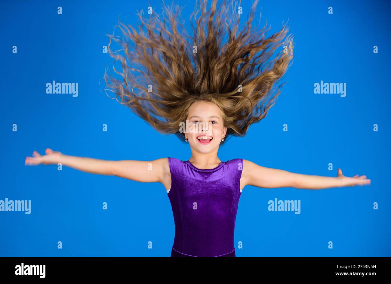 Salón de baile con peinados de baile latino. Niño niña con pelo largo  vestir sobre fondo azul. Peinado para bailarín. Cómo hacer peinado ordenado  para el niño Fotografía de stock - Alamy